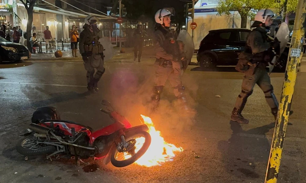 Πλατεία Βικτωρίας: Συνελήφθησαν δύο άτομα από τη χθεσινή επίθεση με μολότοφ κατά αστυνομικών